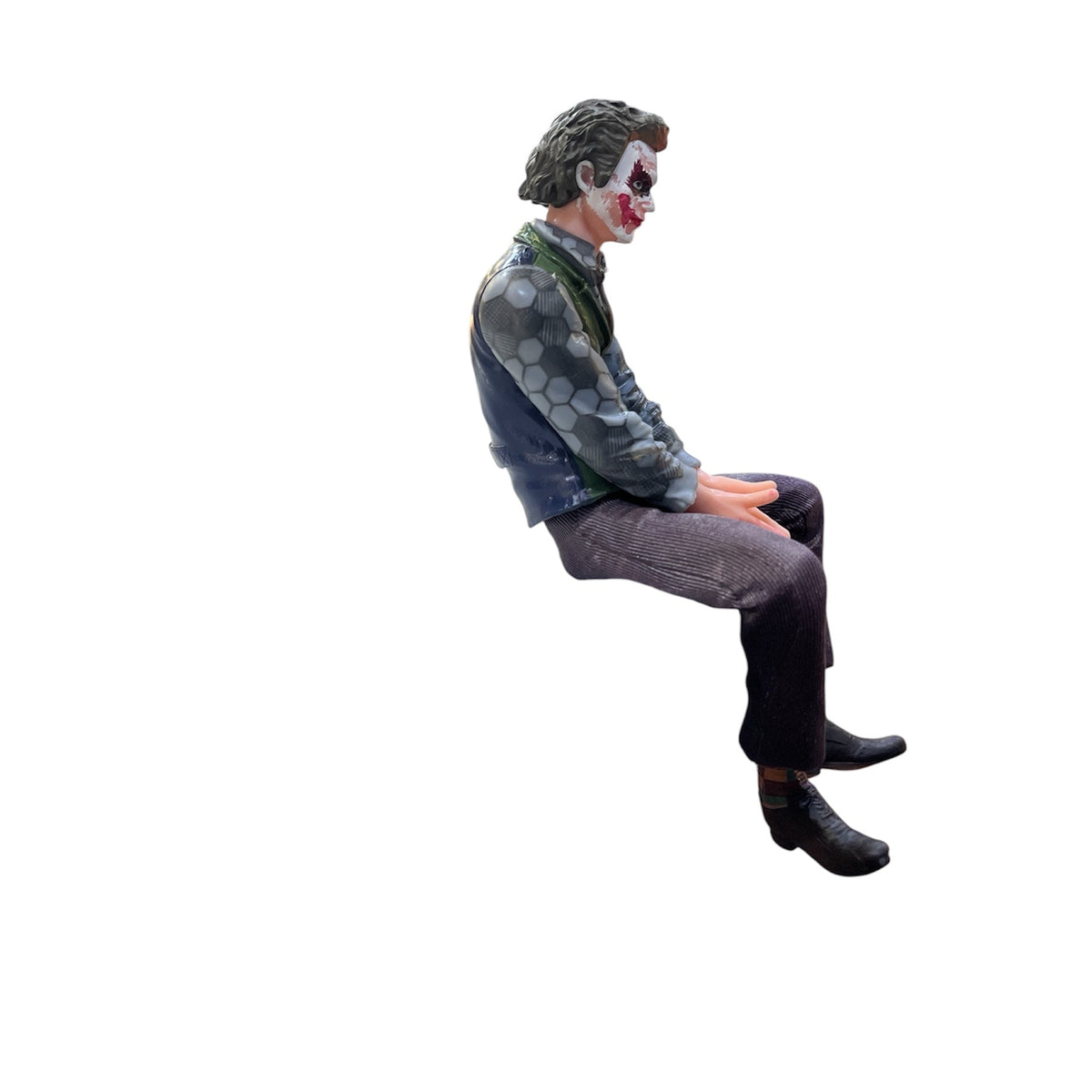 Joker Sitting Pose Action Figure – Detailed Collectible Figurine